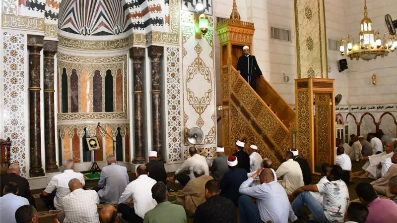 محافظ أسوان يؤدى صلاة الجمعة بالمسجد الجامع