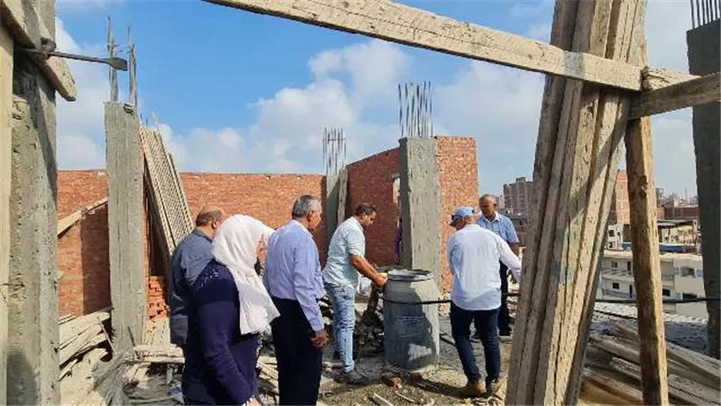 إزالة عدد من الأدوار المخالفة بأحد العقارات بالدقهلية