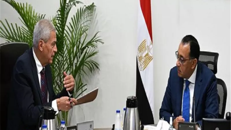 توطين المواد الخام.. مدبولي ورئيس الشراء الموحد يبحثان أهم الملفات