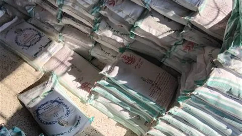 ضبط 13 طن دقيق بلدى مدعم فى مخزن.. بأشمون