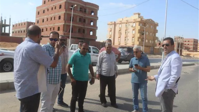 رئيس جهاز العاشر يتفقد الأحياء الغربية ويسمع شكاوى الأهالى.. صور
