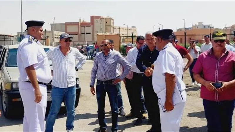 رئيس جهاز بدر يصادر 11 توك توك ويقود حملة على المخالفات.. بالصور