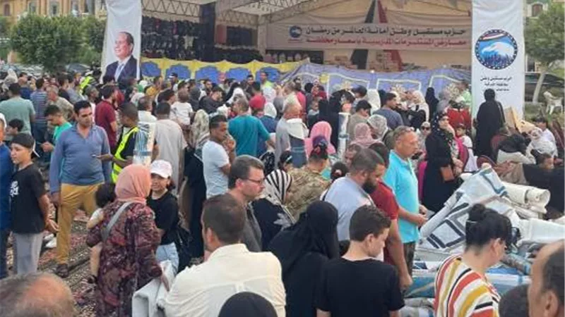 زحام بالمئات أمام معرض المستلزمات المدرسية بالعاشر من رمضان