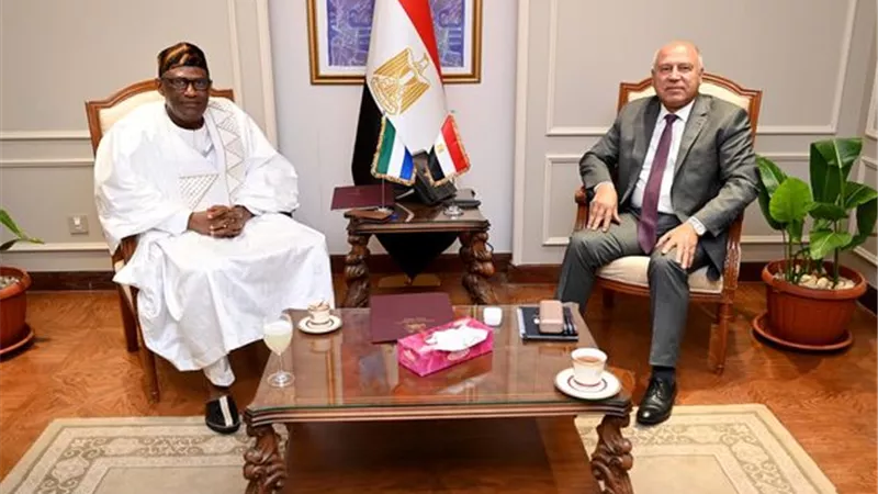 وزير الصناعة والنقل يبحث مع سفير سيراليون تدعيم التعاون المشترك