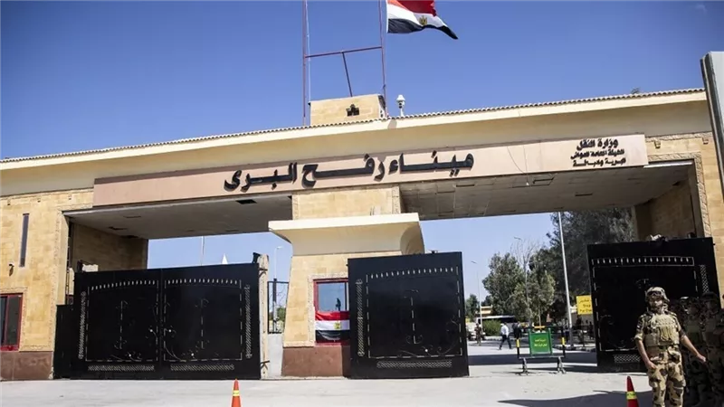 القاهرة الإخبارية: 52 شاحنة مساعدات تتجه نحو منفذ كرم أبو سالم..فيديو