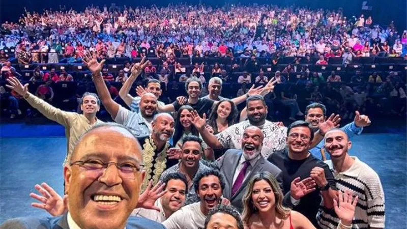 سيلفى لنجوم المسرحية والجمهور.. اشرف عبدالباقى سعيد بنجاح 