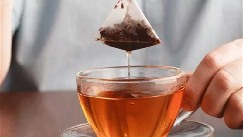 طبيبة تنصح بعدم استخدام الشاي المعبأ في أكياس