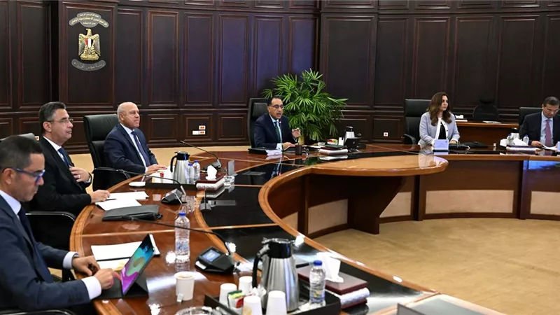 مدبولي يوجه بتوفير أماكن ثابتة طوال العام لعرض السلع بأسعار مناسبة