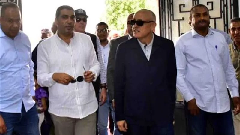 محافظ الأقصر يتفقد مشروع الصرف الصحى بقرية النمسا بإسنا