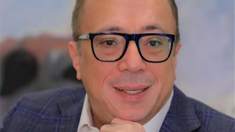 أشرف رضا رئيساً للجنة تحكيم الفنون التشكيلية
