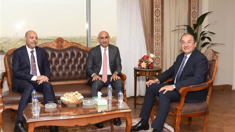 وزير قطاع الأعمال العام يبحث مع وزيري التعليم والعمل عددا من الملفات