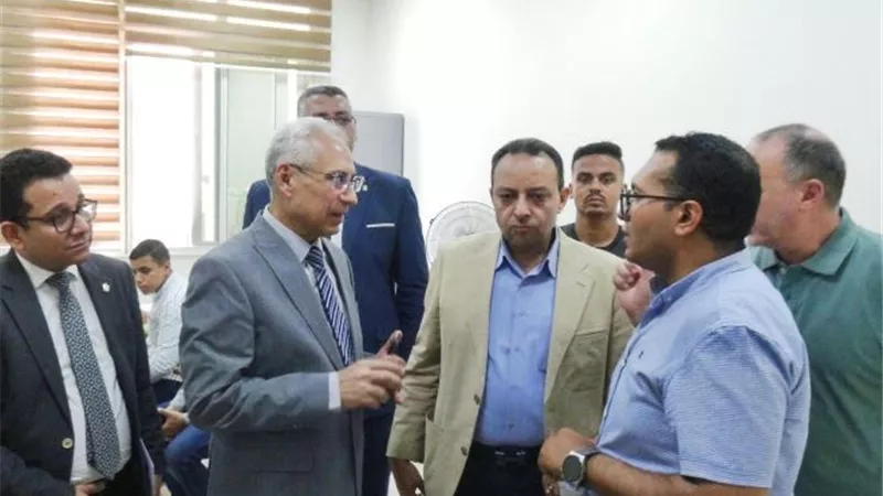 د. فرحات يتفقد انتظام إجراءات قيد الطلاب بجامعة المنيا الأهلية
