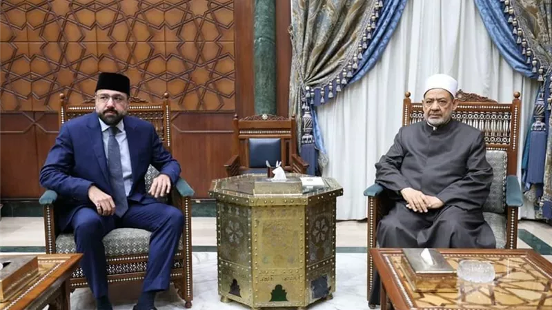 وزير الدينية الباكستاني يوجِّه دعوة لشيخ الأزهر لزيارة البلاد