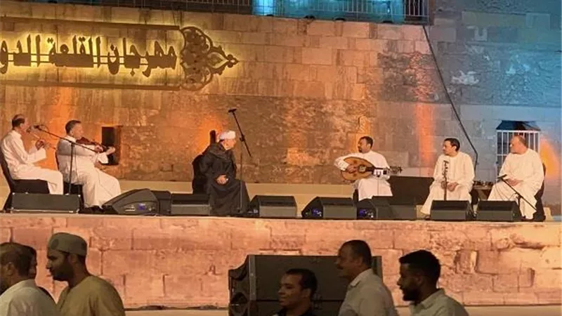 ياسين التهامي يشدو لجمهور مهرجان القلعة بحضور كامل العدد