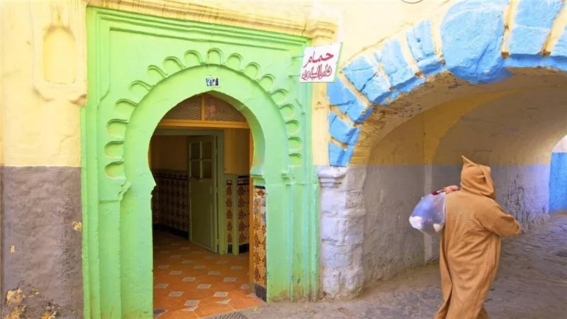 رجل يقتحم حماما شعبيا للنساء ويطعن زوجته بالسكين بدولة عربية