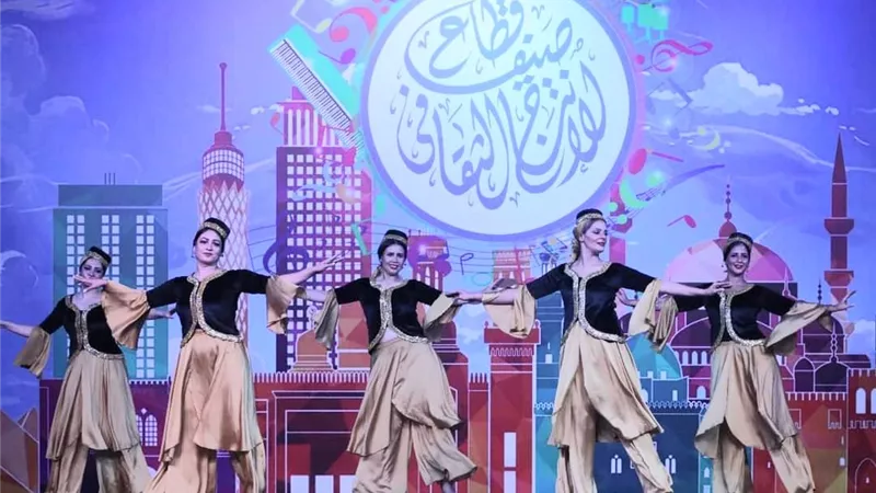 رفع لافتة كامل العدد.. وفرقة 