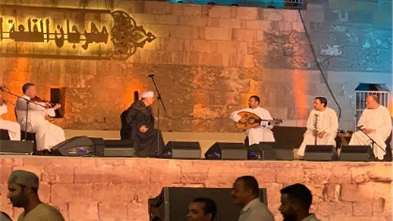 ياسين التهامي يبدأ حفله بمهرجان القلعة وسط حضور جماهيري كامل العد