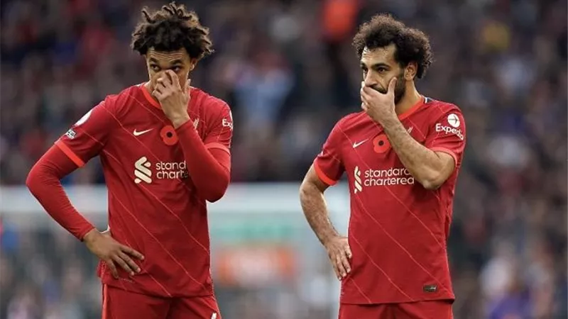 محمد صلاح مع ارنولد قبل الشوط الثاني من مباراة برينتفورد .. فيديو