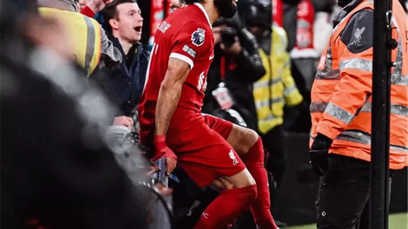 شاهد من ملعب الانفيلد غناء جماهير ليفربول للأسطورة محمد صلاح