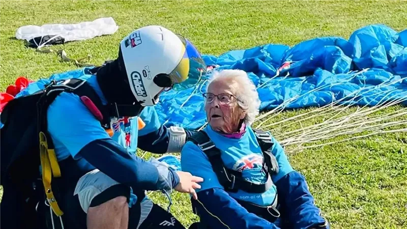 عيد ميلاد غير تقليدي:مسنة بريطانية تبلغ 102 عامًا تقفز من الطائرة