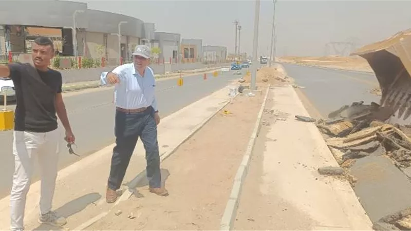رئيس جهاز الشروق يعلن عن تطوير رفع كفاءة أهم الطرق بالمدينة.. صور