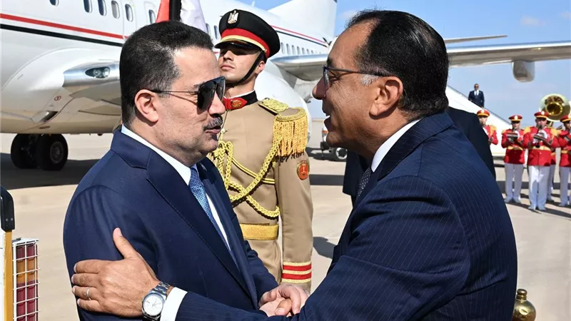رئيس الوزراء يستقبل نظيره العراقي بمطار العلمين الدولي