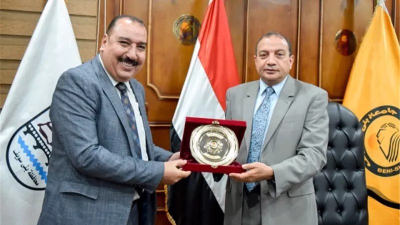 مجلس جامعة بني سويف يكرم عمداء ومديري وحدات سابقين