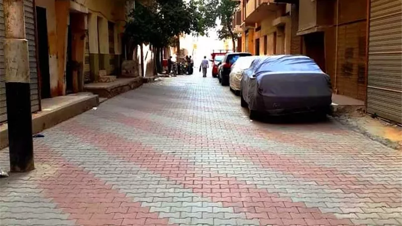 استمرار أعمال تركيب بلاط الانترلوك بشوارع طهطا بسوهاج