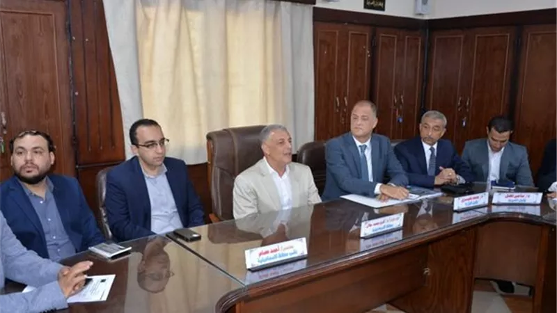 محافظ الإسماعيلية يستعرض امكانيات المنظومة التعليمية