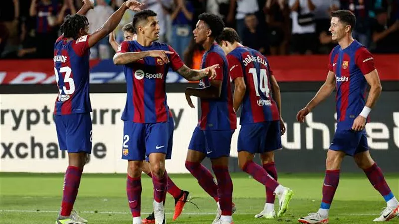 برشلونة يكشف حجم إصابة مدافع الفريق ومدة الغياب