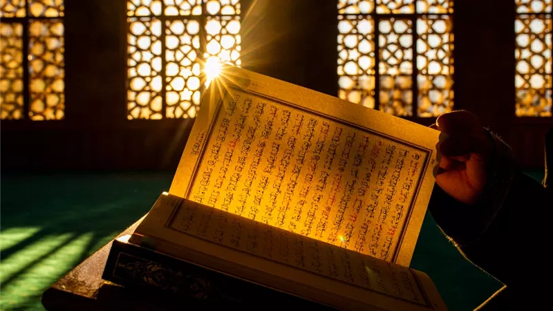 سبب كراهة مدح قارئ القرآن الكريم والثناء عليه أثناء قراءته