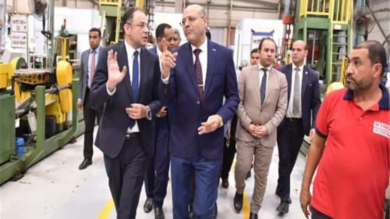 وزير العمل يتفقد عددا من المصانع بمدينة بدر .. ويحث العمال على المزيد من الإنتاج