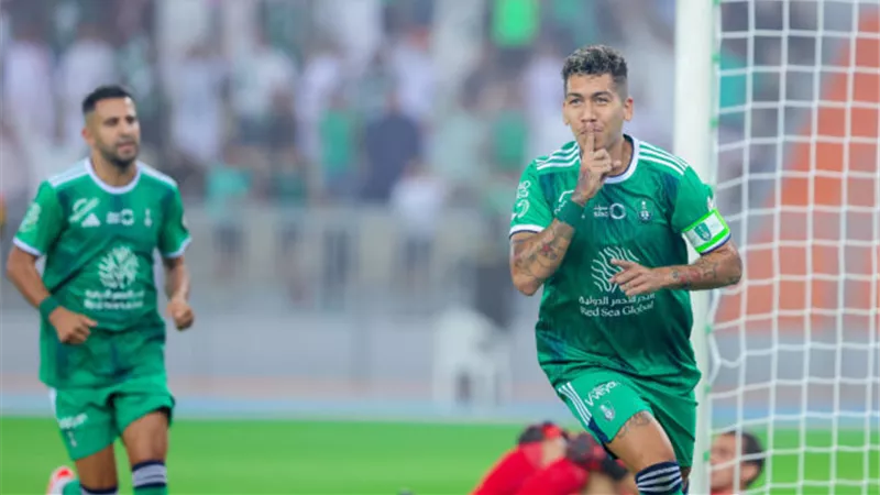 محرز وفيرمينو يقودان الأهلي أمام الفتح في الدوري السعودي
