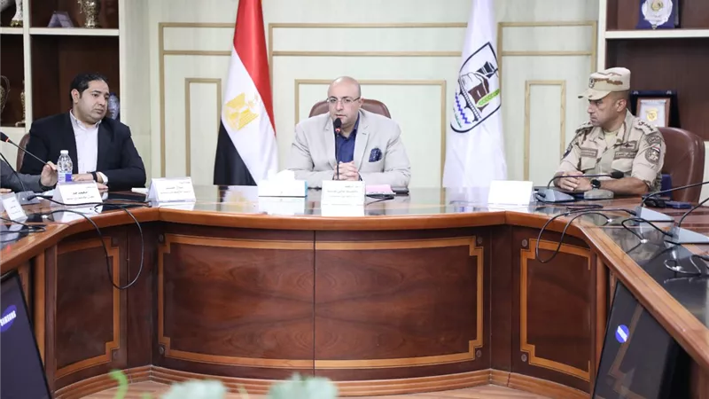 محافظ بني سويف يبحث موقف مشروعات مبادرة 