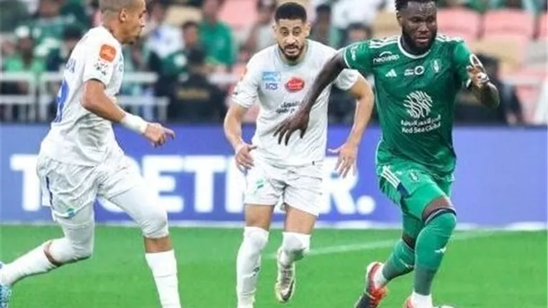 الدوري السعودي.. التعادل السلبي يسيطر على الشوط بين الأهلي والفتح