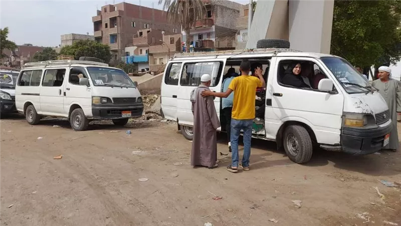 رئيس مدينة أبو قرقاص يتفقد التشغيل التجريبى للسرفيس