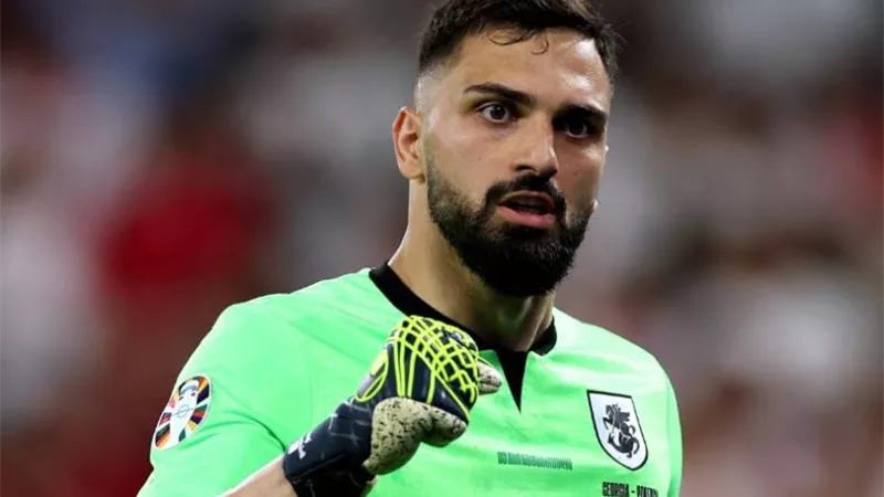ليفربول يعلن رسمياً تعاقده مع حارس مرمي فالنسيا