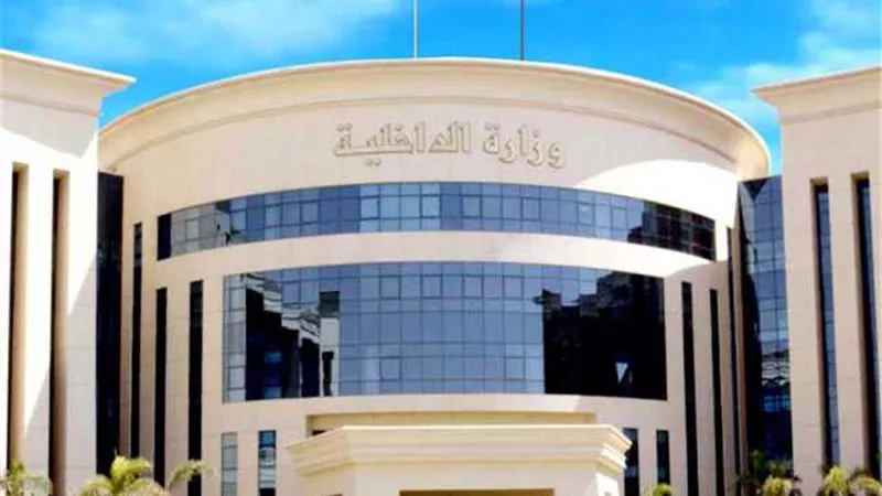 في لفتة إنسانية.. الداخلية تسمح لنزيل بحضور تشييع جثمان والده