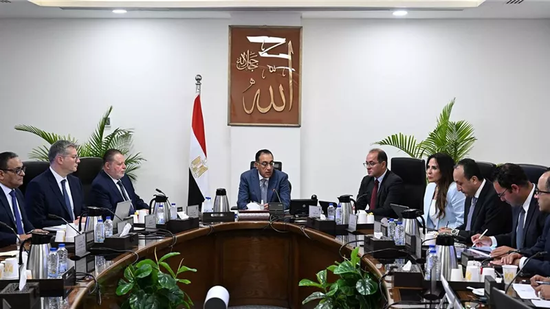 رئيس الوزراء يستعرض جهود زيادة المنتجات البترولية