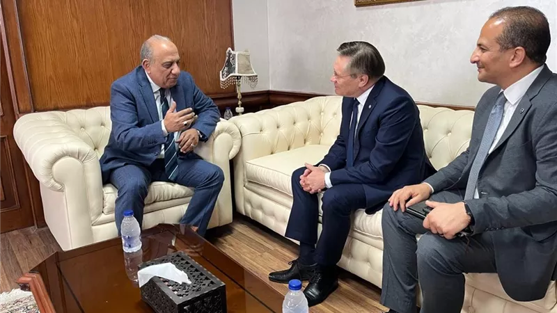 عصمت يبحث مع رئيس روسآتًوم الروسية تطورات محطة الضبعة النووية
