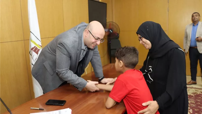 محافظ بني سويف يوجه برعايه صحيه لطفل من ذوي الهمم