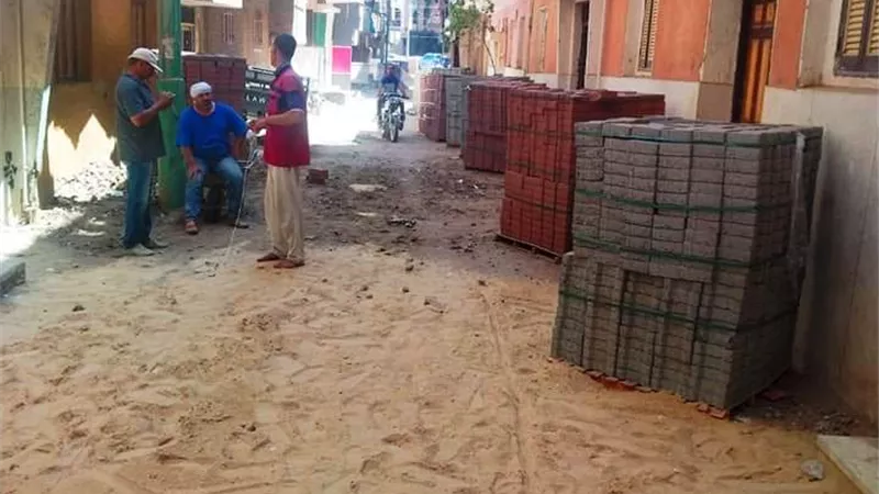 بدء أعمال تركيب بلاط الانترلوك بعدد من الشوارع الجانبية بسوهاج