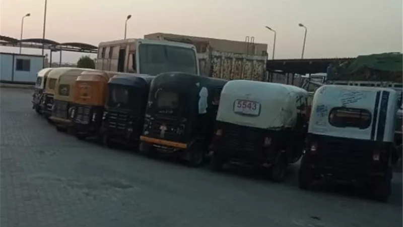 جهاز بدر يتحفظ على 9 تكاتك و4 تروسيكلات نباشين وينفذ إزالة سكنية.. صور