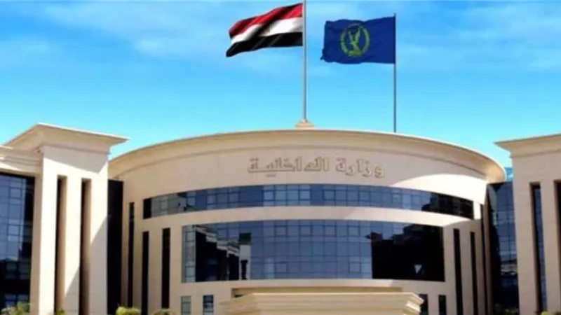 الداخلية تسمح لسجين حضور جنازة والده بالقاهرة