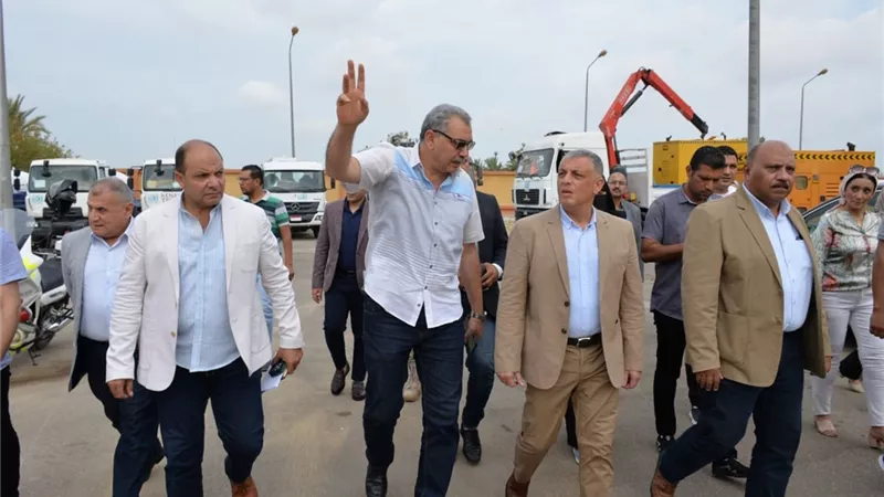 محافظ الإسماعيلية يستعرض مشكلات الصرف الصحي بمدينة المستقبل..صور