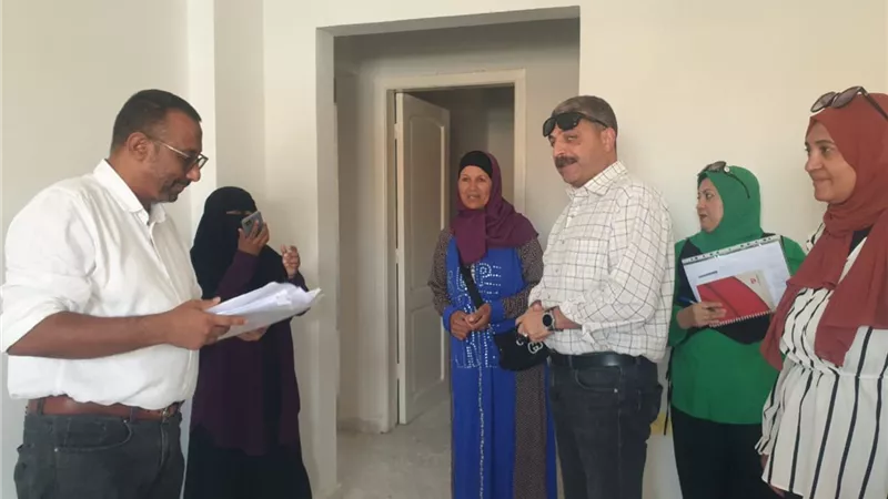 رئيس حي جنوب الغردقة يسلم وحدات بديل العشوائيات بمنطقة الروضة