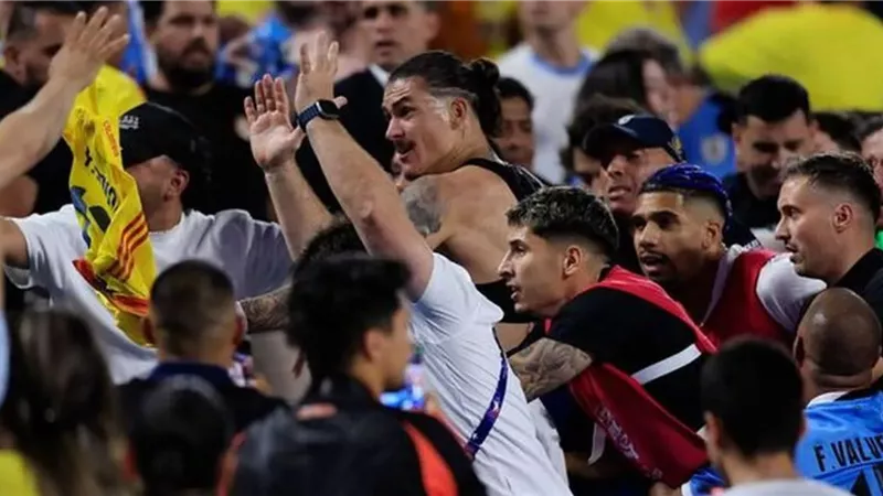 إيقاف مهاجم ليفربول ولاعب توتنهام 5 مباريات - تفاصيل