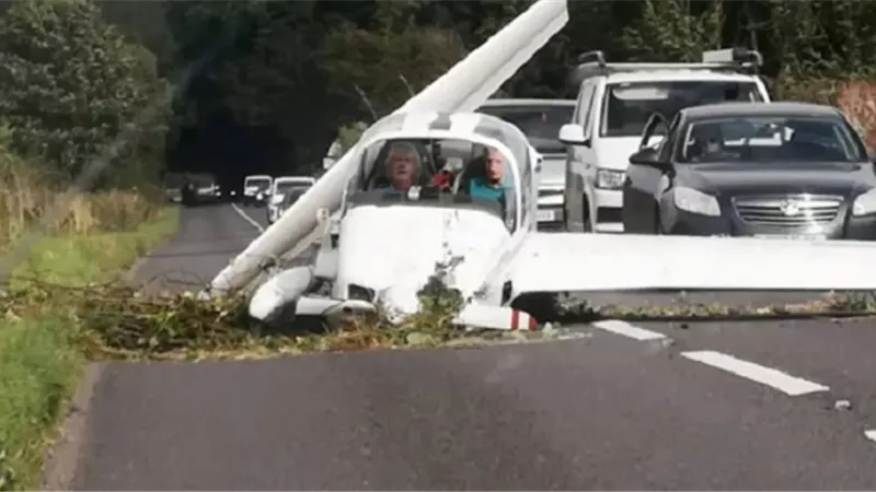 سقوط طائرة صغيرة فوق شارع مزدحم بالسيارات ..دون إصابات!