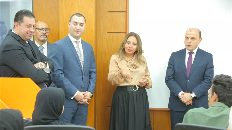 محافظ كفرالشيخ ونائب وزيرالاتصالات يشهدان برنامج تدريب إلكتروني