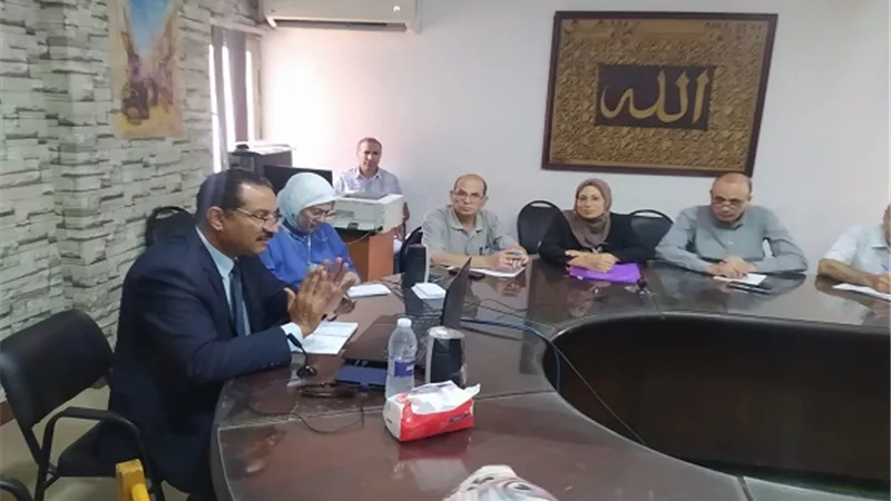 سلومه يجتمع بمديري عموم الإدارات التعليمية ومديري المراحل عبر الفيديو كونفرنس بالجيزة